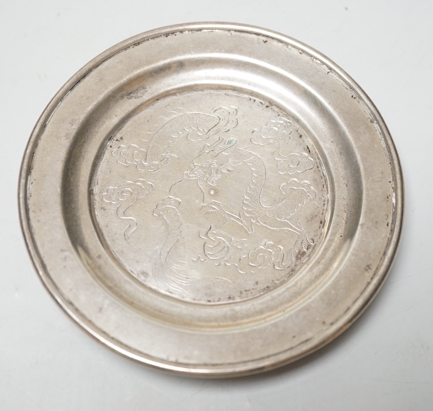 A Chinese white metal small dish, engraved with dragon, diameter 11.3cm, 121 grams.